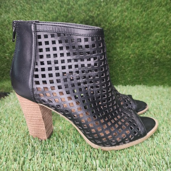 REPORT | Black Leather Caged Bootie in Good Condition - Picture 2 of 5